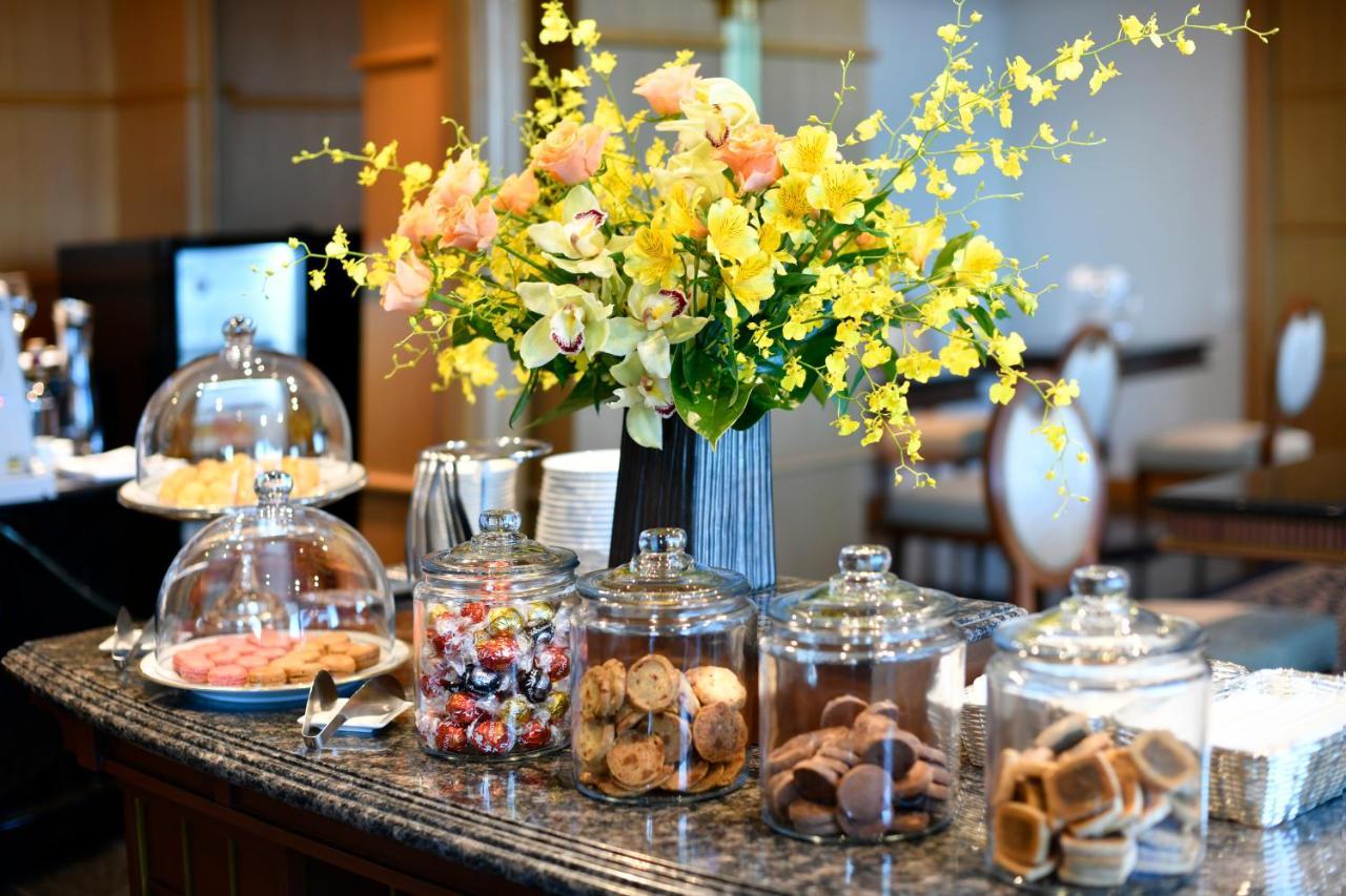 Hotel New Grand Jokohama Kültér fotó A typical afternoon tea buffet